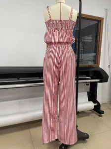 Vue arrière détaillée d'un ensemble de mode à rayures rouges et blanches sur mannequin