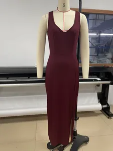 Vista detallada de vestido largo burdeos de punto acanalado sin mangas con abertura