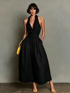 Elegante zwarte halter-maxijurk met overhemdkraag en geplooide hoge taille accent