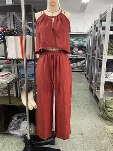 Detalle del conjunto bohemio de dos piezas terracota con top halter y pantalón ancho