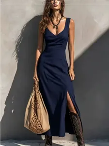 Elegante vestido largo azul marino a rayas sin mangas con abertura lateral estilo retro.