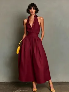 Elegante bordeauxrode mouwloze halter maxi-jurk met overhemdkraag en hoge taille