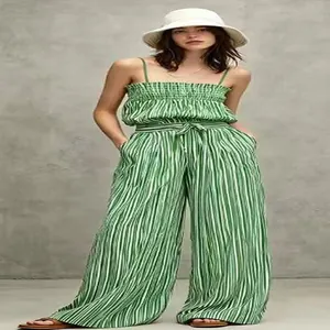 Vue complète de la combinaison tendance à rayures vertes et blanches avec jambe large