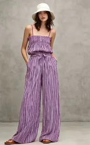 Ensemble d'été rayé violet à la mode avec haut caraco et pantalon à jambes larges