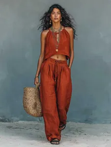 Detalle de un conjunto bohemio de dos piezas de lino color terracota usado por una modelo
