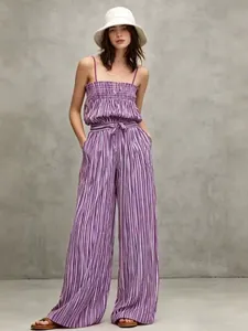 Ensemble combiné chic à deux pièces rayé violet avec pantalon large et chapeau