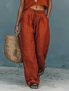 Conjunto de dos piezas de lino naranja óxido con pantalones anchos y top corto estilo bohemio.