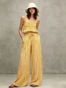 Ensemble deux pièces à rayures jaunes et blanches avec pantalon large et crop top