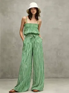 Ensemble deux pièces tendance à rayures vertes avec caraco et pantalon large chic
