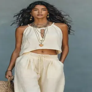 Vista detallada del conjunto bohemio de dos piezas en color crudo con top halter y pantalón