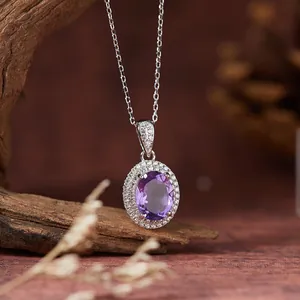 Primer plano de collar de plata S925 con colgante de amatista óvalo y halo de circonitas.