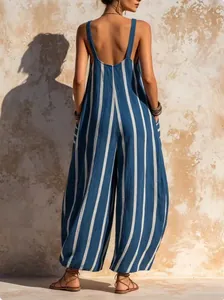 Vue arrière détaillée d'une combinaison large à rayures bleues et blanches style boho