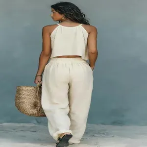 Vista trasera de un conjunto bohemio de dos piezas en color crema con pantalón