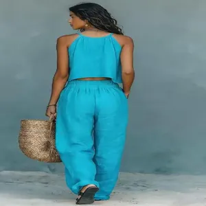 Vista trasera del conjunto bohemio turquesa de verano con top corto y pantalón ancho
