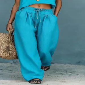 Vista detallada de conjunto bohemio azul de dos piezas con pantalones anchos y cordón.