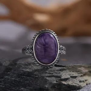 Primer plano detallado de un anillo retro de plata S925 con piedra natural violeta