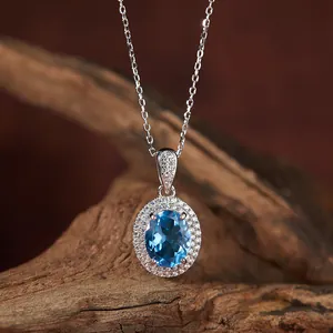 Vista detallada de un collar con colgante de topacio azul óvalo en plata S925