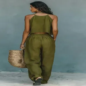 Vista trasera de un conjunto bohemio verde oliva de dos piezas con top halter y pantalones