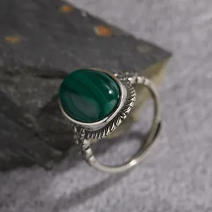 Detalle macro de un anillo vintage de plata S925 con una malaquita natural óvala