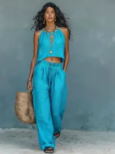 Elegante conjunto bohemio azul de dos piezas con top corto y pantalones anchos.