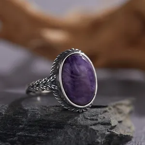 Vista detallada de un anillo antiguo de plata S925 con una gran piedra de sugilita púrpura.