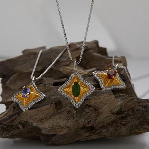 Dettaglio di ciondoli a stella in argento S925 con tanzanite, granato e diopside naturali.