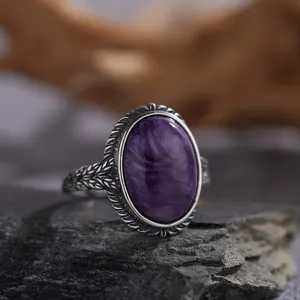Anillo vintage de plata S925 con piedra púrpura ovalada y detalles de patrones de hojas
