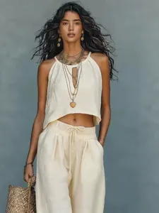 Elegante conjunto bohemio de dos piezas en crema con top corto y pantalón ancho de verano