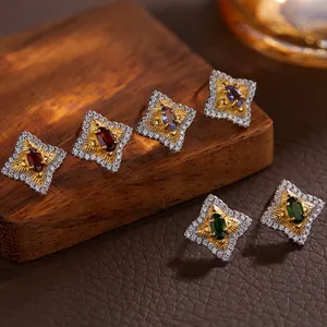 Dettaglio orecchini a stella a quattro punte con granato, tanzanite e diopside in S925.