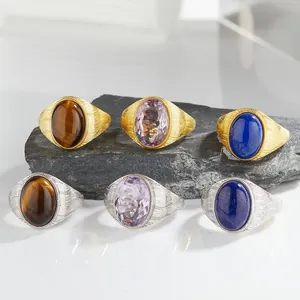 Dettaglio di anelli in argento S925 con ametista naturale e pietre occhio di tigre.