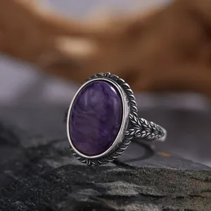 Vista detallada de un anillo vintage de plata S925 con una gemma violeta ovalada.