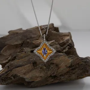 Vista dettagliata della collana con ciondolo a stella in argento S925 e tanzanite su roccia