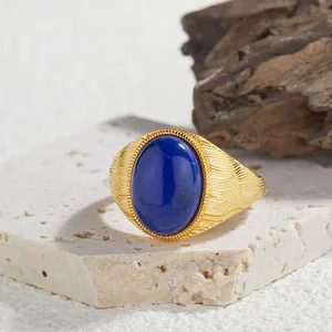 Primo piano di un anello retrò placcato oro con grande lapislazzuli naturale