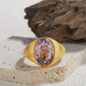 Primo piano di anello vintage in ametista e argento con finitura in oro ondulato