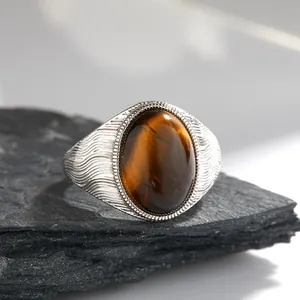 Vista dettagliata di un anello in argento S925 retrò con pietra occhio di tigre naturale