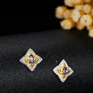 Vista dettagliata degli orecchini vintage a stella a quattro punte con tanzanite.