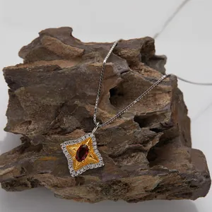 Dettaglio squisito di una collana in argento S925 con ciondolo in granato a stella