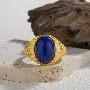 Dettaglio macro dell'anello retrò placcato oro con lapislazzuli ovale