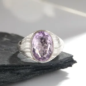 Primo piano di un anello vintage in argento S925 con una grande ametista ovale.