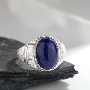Primo piano di anello vintage in argento con pietra naturale di lapislazzuli ovale