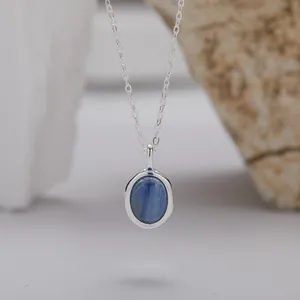 Detail der S925 Silberhalskette mit einem ovalen blauen Kyanit-Edelsteinanhänger