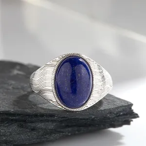 Primo piano di una pietra di lapislazzuli su un anello in argento S925 con onde incise