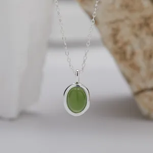Detailansicht einer Halskette aus 925er Sterlingsilber mit einem glatten grünen Jaspis-Anhänger.