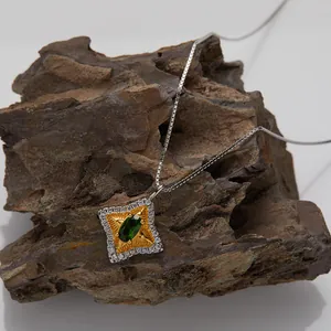 Primo piano della collana a stella a quattro punte in argento S925 con gemma diopside