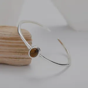 Minimalistischer Armreif aus S925 Sterlingsilber mit ovalem Tigerauge-Edelstein
