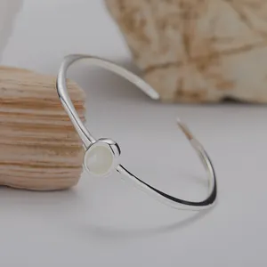 Detail eines minimalistischen S925 Silberarmreifs mit weißem Perlmutt-Inlay