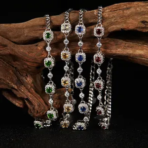 Primer plano de cuatro pulseras de plata esterlina con piedras preciosas de colores en halo