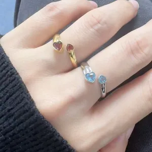Primo piano di anelli in argento sterling S925 con pietre preziose a forma di cuore