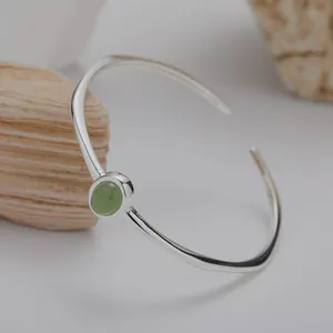 Detailansicht eines Armreifs aus S925 Sterlingsilber mit grüner Jaspis-Edelsteineinlage