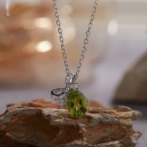 Sterling zilveren ketting met groene peridoot edelsteen strikhanger op natuursteen